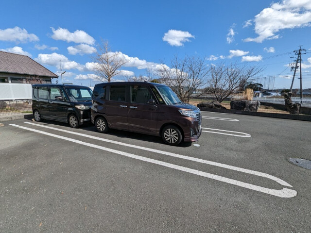 【浜松市浜名区寺島のアパートの駐車場】