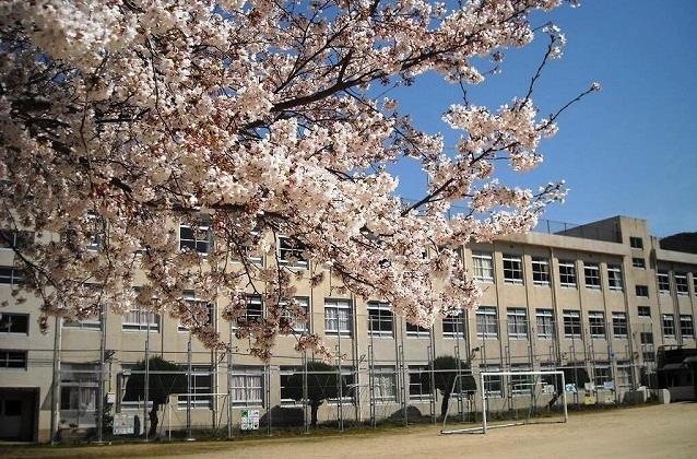 小学校　長崎市立坂本小学校（小学校）まで830m