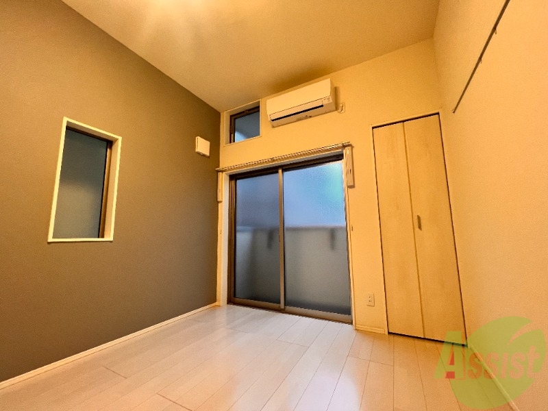 居室・リビング　洋室は６．４帖の洋室です。ちょうどいい広さですね。