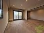 居室・リビング　日当たりが良くて心地よく過ごせそうなお部屋です。