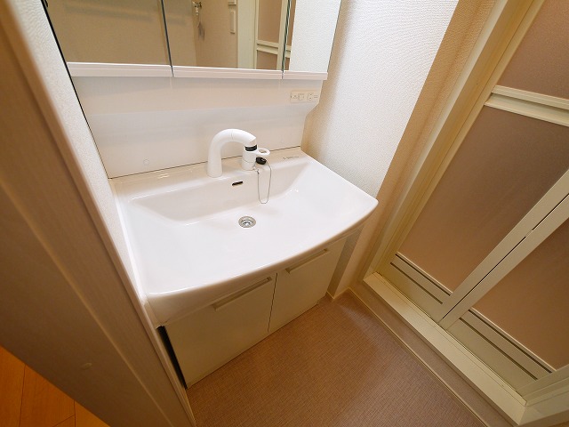 洗面設備　ゆったりとスペースのある洗面所