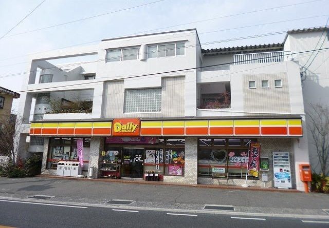 コンビニ　デイリーストア（コンビニ）まで400m