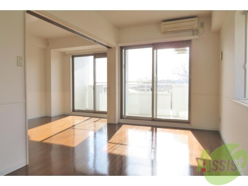 居室・リビング　南向きの１２．５帖と６．８帖の１ＬＤＫでひろびろしてます