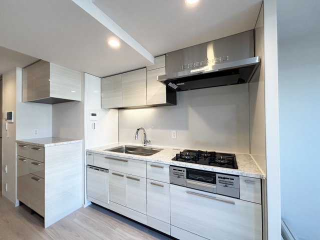 キッチン　※同物件別住戸の写真を参考に掲載しております。