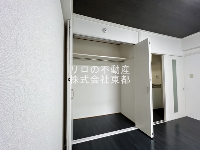 収納　パイプハンガーがあるのでたたまず衣類を掛けることができます♪