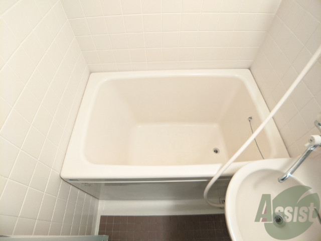 バス・シャワールーム　バスルームは狭すぎず、シャワーも浴びやすそうです。