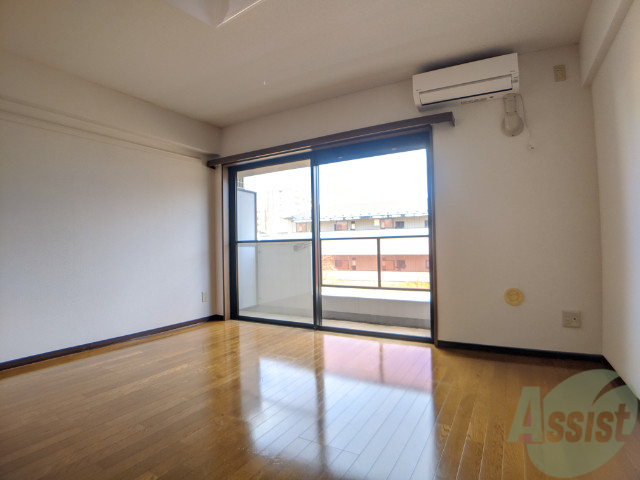 居室・リビング　８．５帖の洋室です。広々として、きれいですね。