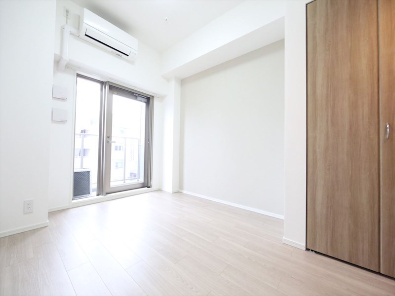 居室・リビング　洋室6.5帖　エアコン完備　バルコニー