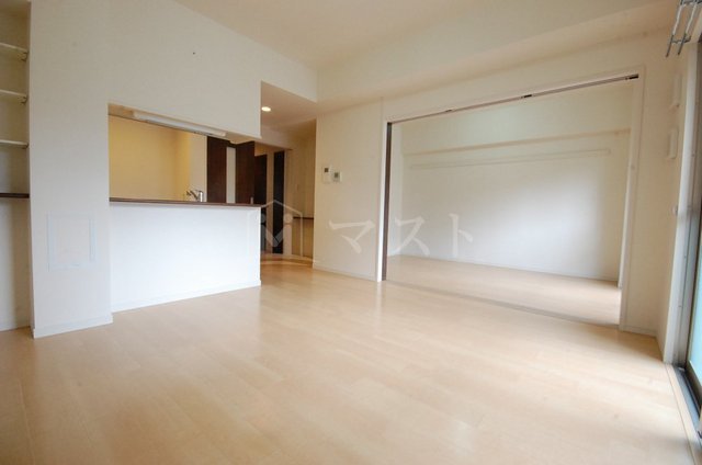 居室・リビング　同マンション内参考写真