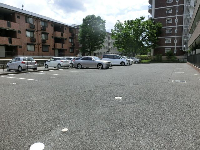 駐車場　広々した敷地内駐車場