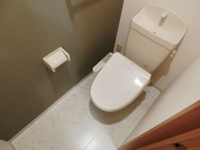 トイレ　温水洗浄便座付きのトイレです