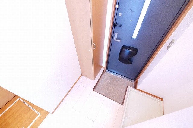 玄関　明るい玄関スペースです。