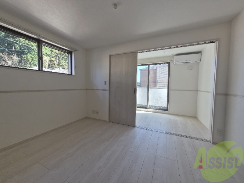 居室・リビング　広くきれいなリビングは明るい光も良く差します。