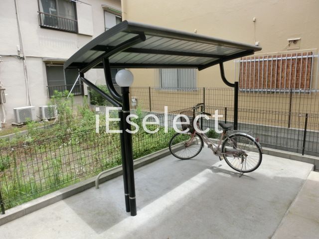 駐車場　屋根付き駐輪場。