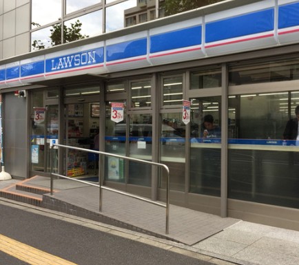 コンビニ　ローソン西早稲田駅前店（コンビニ）まで282m