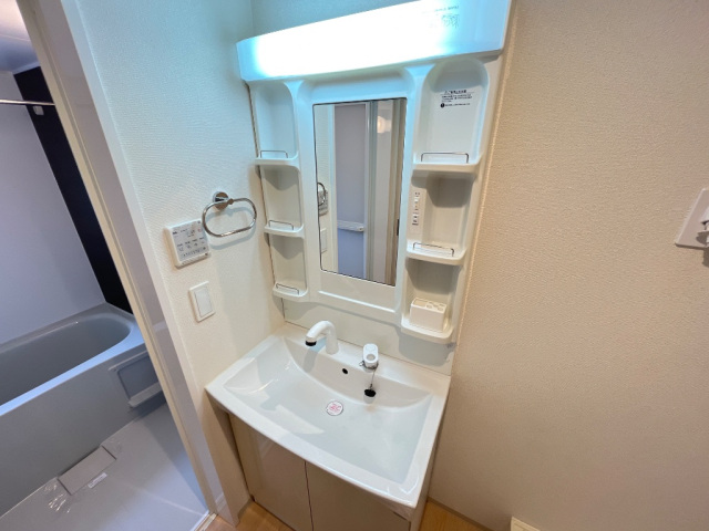 洗面設備　写真は反転タイプとなります。現況を優先ください。