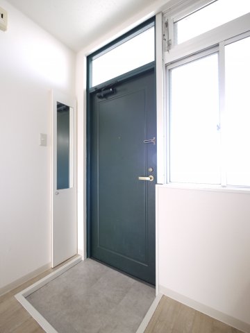 玄関　※写真は別の部屋のものです。