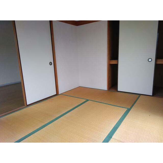 収納　東側　出窓