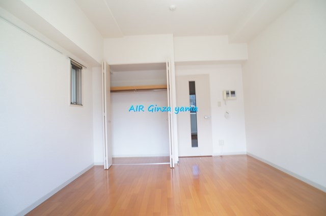 居室・リビング　明るく開放的なお部屋になります。テレワークにもいいですね。