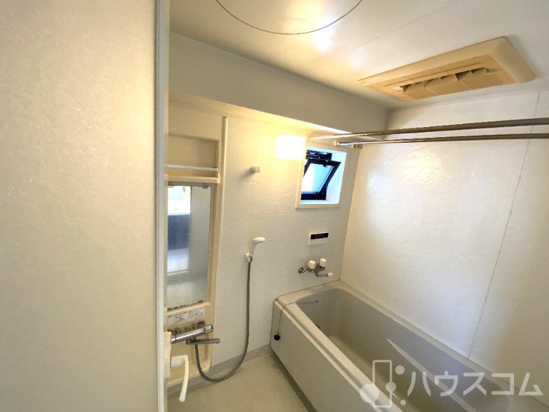 バス・シャワールーム　お風呂にも窓があるので換気バッチリ！！