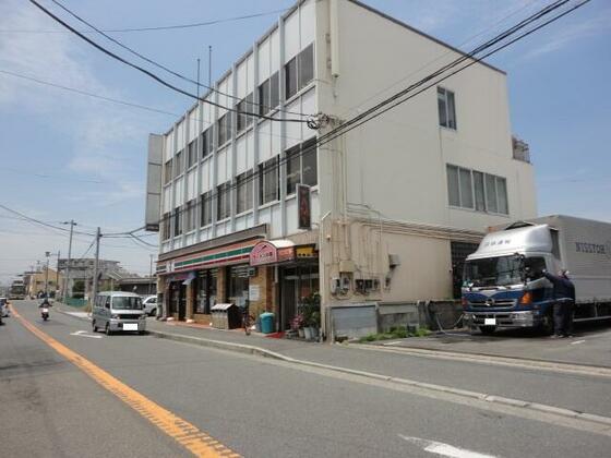 コンビニ　セブンイレブン鵠沼神明店（コンビニ）まで275m