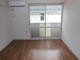 シャレー三鷹の居間写真