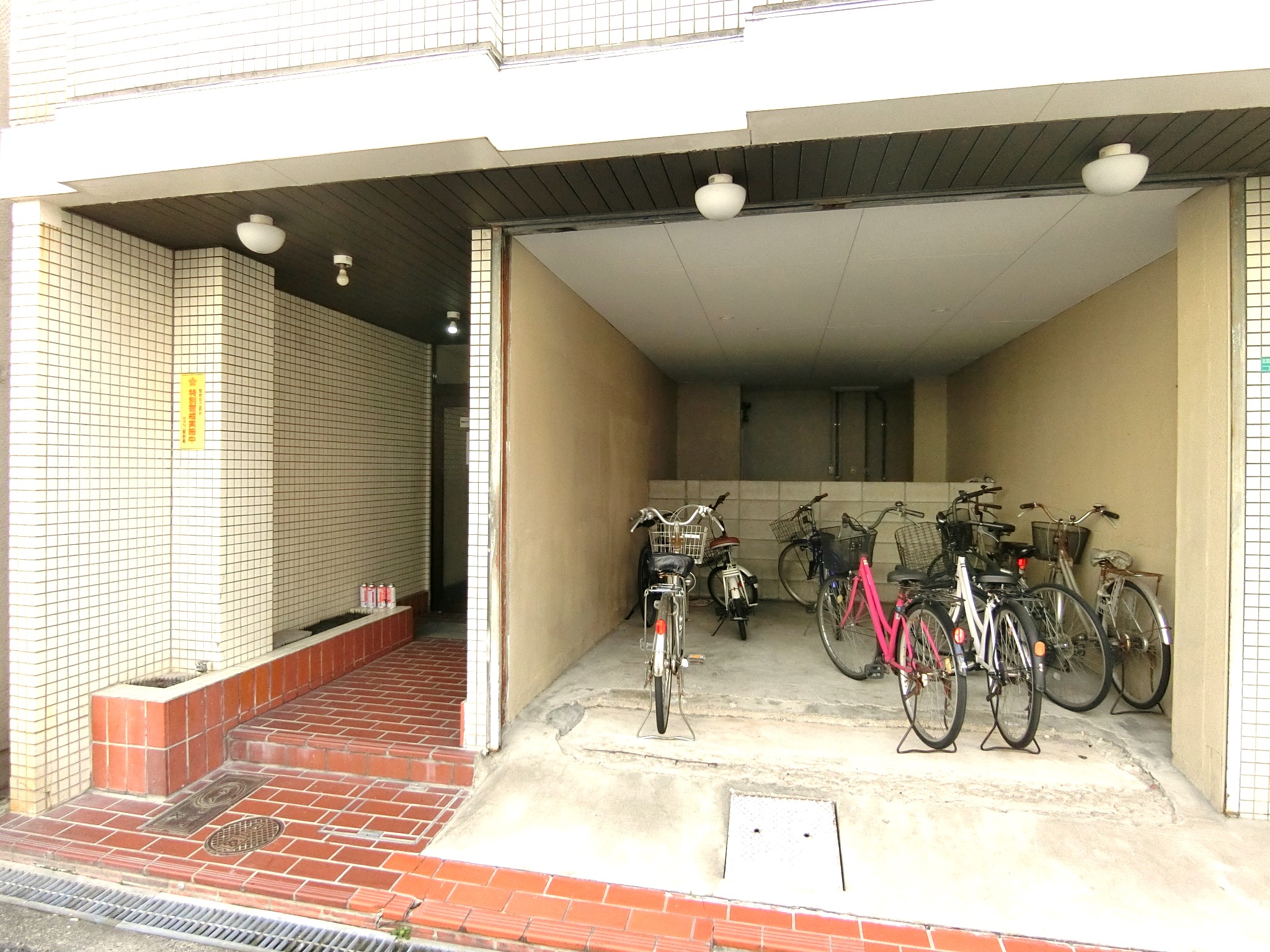 エントランス　駐輪場です☆