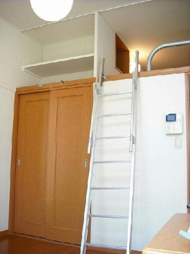 居室・リビング　クローゼットの上には棚も設置されています！