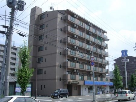 【ルミエール吉岡の建物外観】