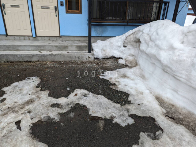 【札幌市中央区南十九条西のアパートの駐車場】