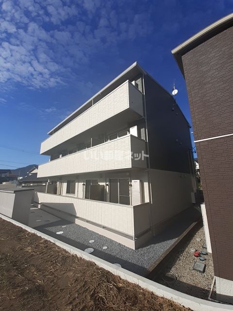 上田市御所のアパートの建物外観