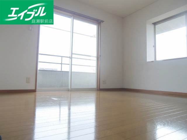 居室・リビング　南向きで明るい洋室