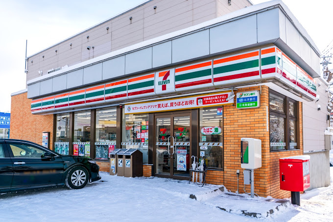 【札幌市厚別区大谷地東のマンションのコンビニ】