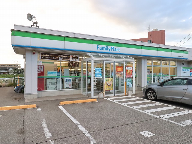 コンビニ　ファミリーマート（コンビニ）まで222m