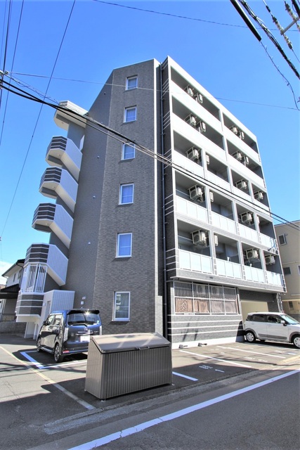 松山市木屋町のマンションの建物外観