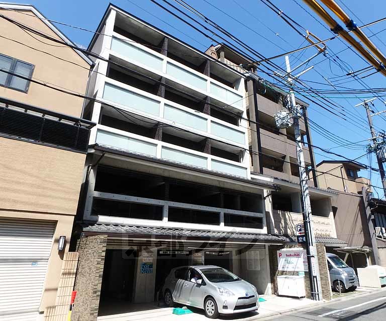 京都市中京区三条油小路町のマンションの建物外観