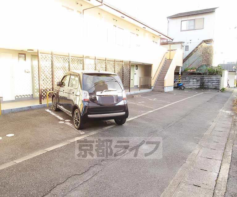 【京都市山科区椥辻西浦町のアパートの駐車場】