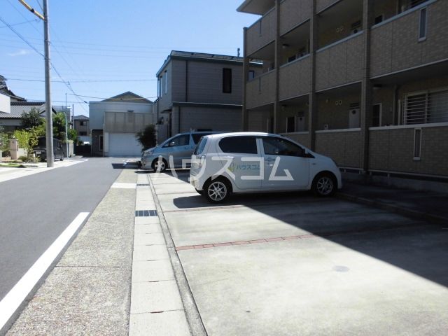 【名古屋市守山区下志段味のアパートの駐車場】