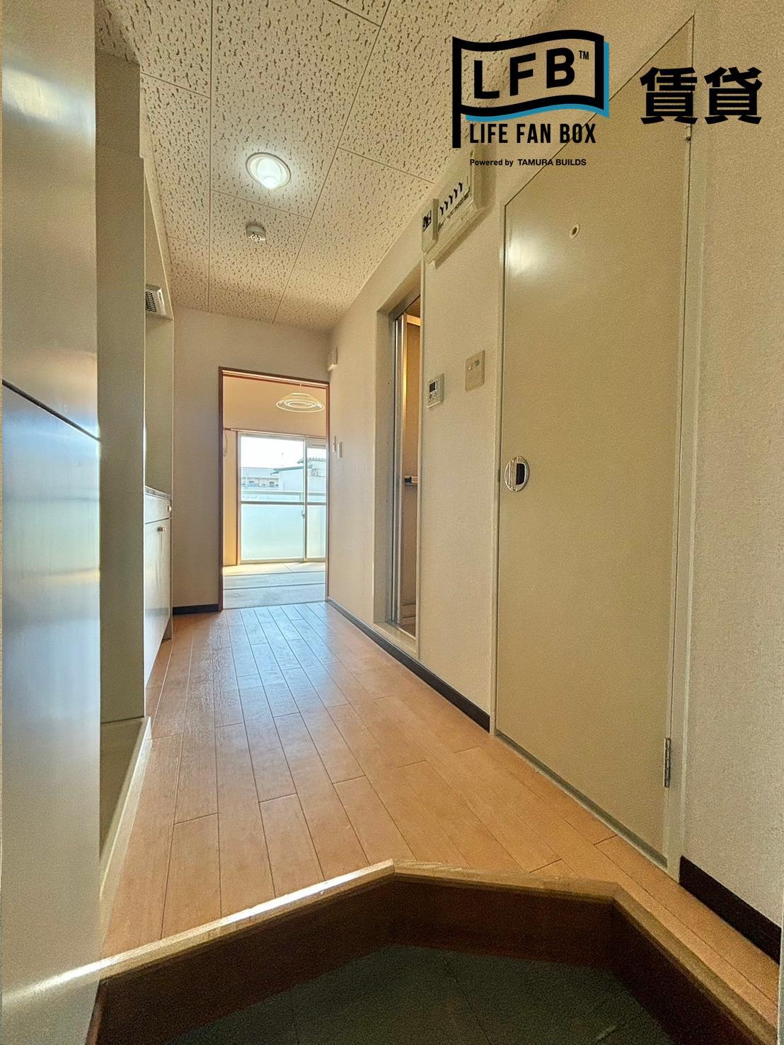 玄関　※303号室の室内写真です。壁紙や床の色、仕様が異なる場合が