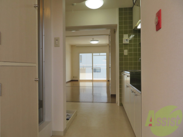 玄関　玄関からの一枚。奥行きで広さが伝わるでしょうか。