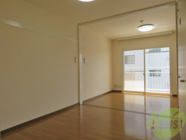 居室・リビング　かなり広めのリビングです。陽がよく入ってきて気持ち良いですよ