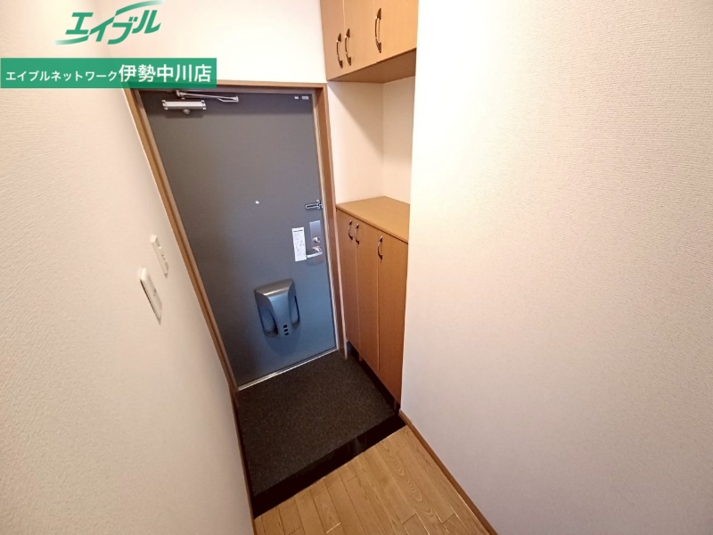 玄関　同物件別室反転写真