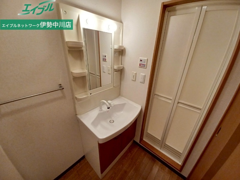 洗面設備　同物件別室反転写真