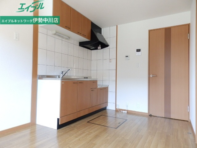 居室・リビング　同物件別室反転写真