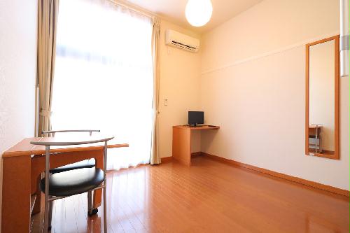 居室・リビング　ロフトタイプは天井が高いので開放的なお部屋となります。