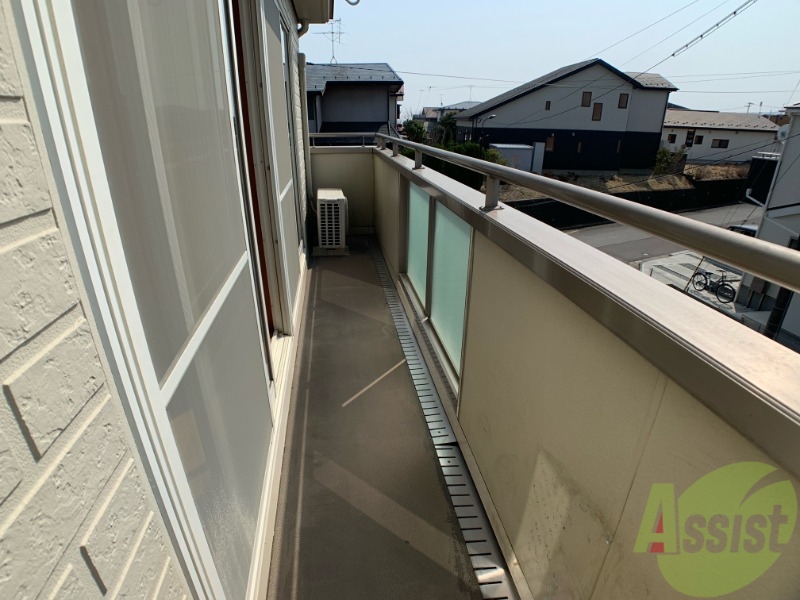 バルコニー　バルコニーになります。洗濯物を干すスペースもありそうですね。