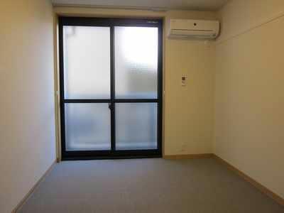 居室・リビング　バルコニーに繋がる大きな窓があるお部屋です！