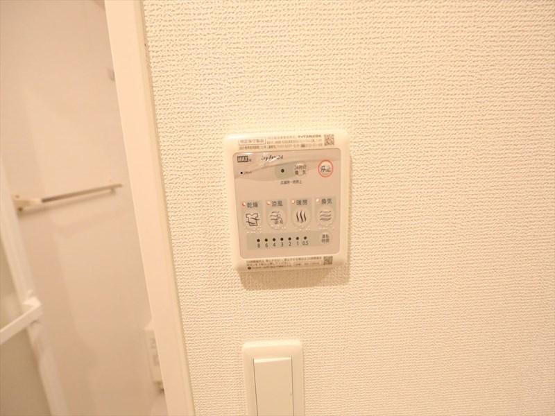 その他設備　浴室暖房乾燥機付き