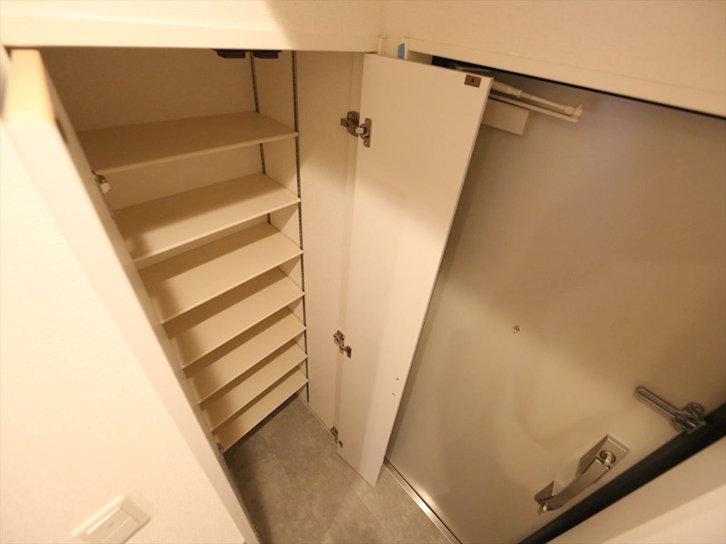 玄関　玄関　シューズボックス付（収納充実してます）