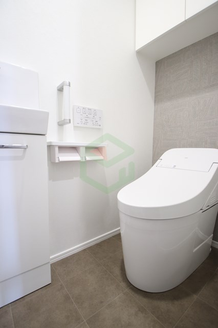 トイレ　落ち着いた色調のトイレです